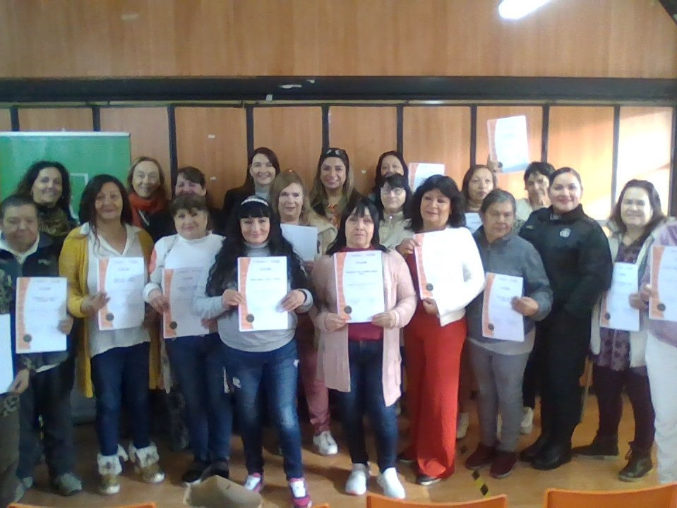 Mujeres recibiendo su certificado de capacitación