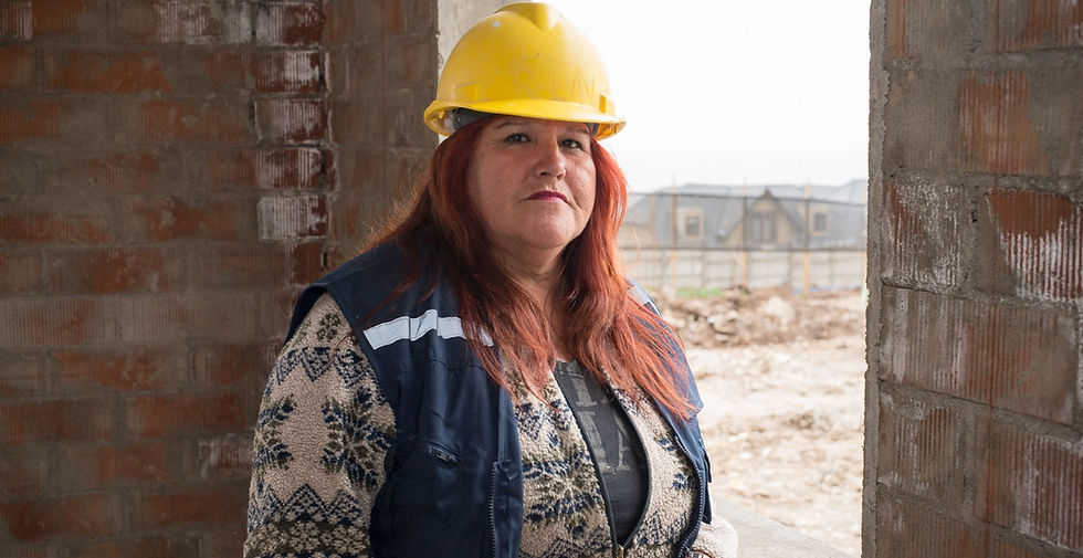 Mujer capacitada trabajando en una obra en construcción