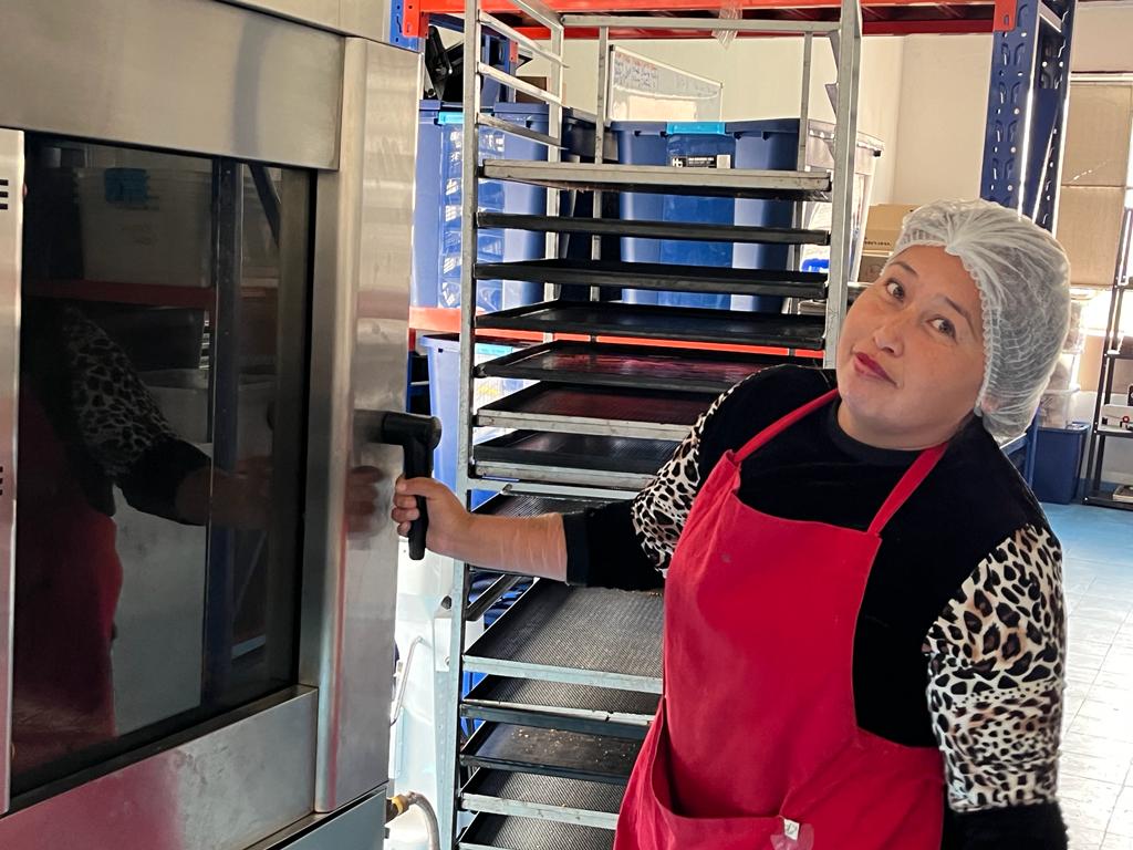 Mujer capacitada trabajando en un taller de panadería