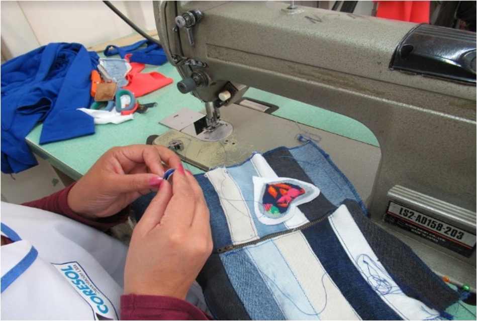 Fotografía asociada a la noticia 'Taller de Costura': En el Centro Penitenciario Femenino San Joaquín, un grupo de 15 mujeres participaron del Taller de Costura, gestionado por la Corporación...