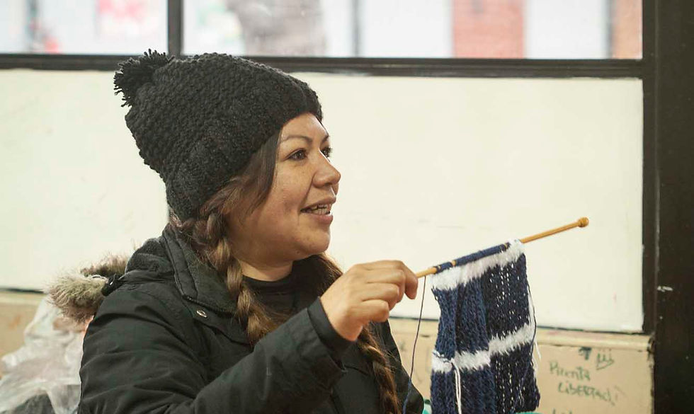Mujer tejiendo en un taller dentro del recinto penal