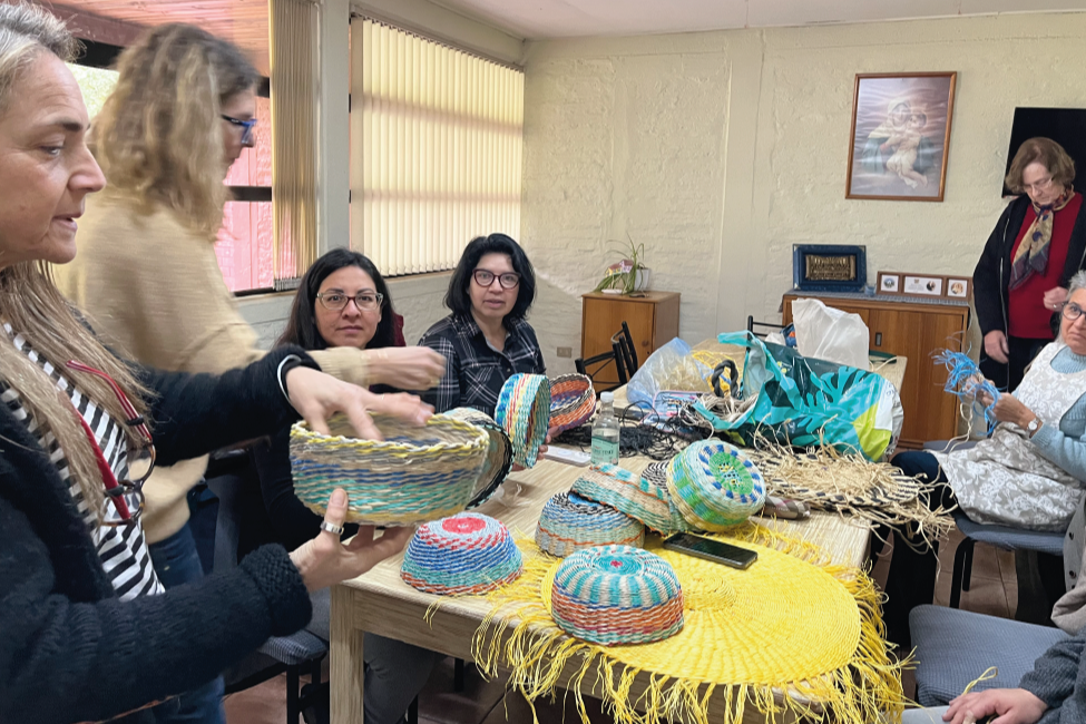 Fotografía asociada a la noticia 'Amplia oferta programática e inicio de talleres en el Centro Penitenciario Femenino San Joaquín': Desde marzo a la fecha, la Corporación ha iniciado diversos talleres. Entre ellos, talleres de tejido, cestería, desarrollo personal, tea...