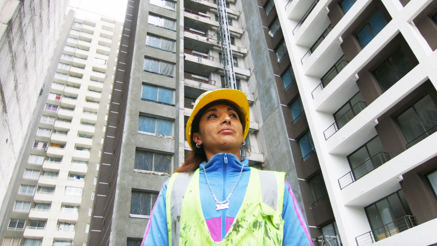 Mujer capacitada trabajando en una empresa colaboradora