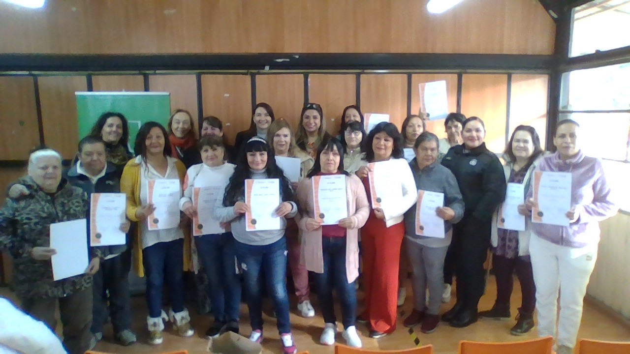 Fotografía asociada a la noticia 'Graduación Capacitación Laboral en Panadería y Repostería para Adultas Mayores Privadas de Libertad': El pasado 25 de junio se realizó la ceremonia de graduación del curso de capacitación laboral SENCE de Panadería y Repostería para adulta...