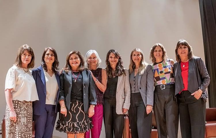 Fotografía asociada a la noticia 'Premio a la Trayectoria de Ana María Stuven': Nuestra presidenta, Ana María Stuven, fue reconocida en conjunto con Andrea Repetto con el Premio a la Trayectoria entregado por...
