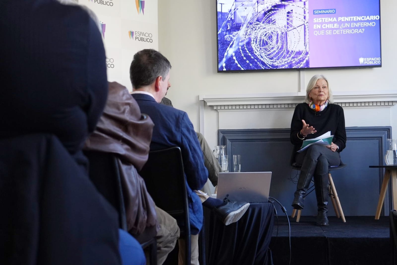 Fotografía asociada a la noticia 'Ana María Stuven expone en Seminario 'Sistema penitenciario en Chile'': El miércoles 8 de mayo, se llevó a cabo el seminario 'Sistema penitenciario en Chile: ¿Un enfermo que se deteriora?', organizado por el...