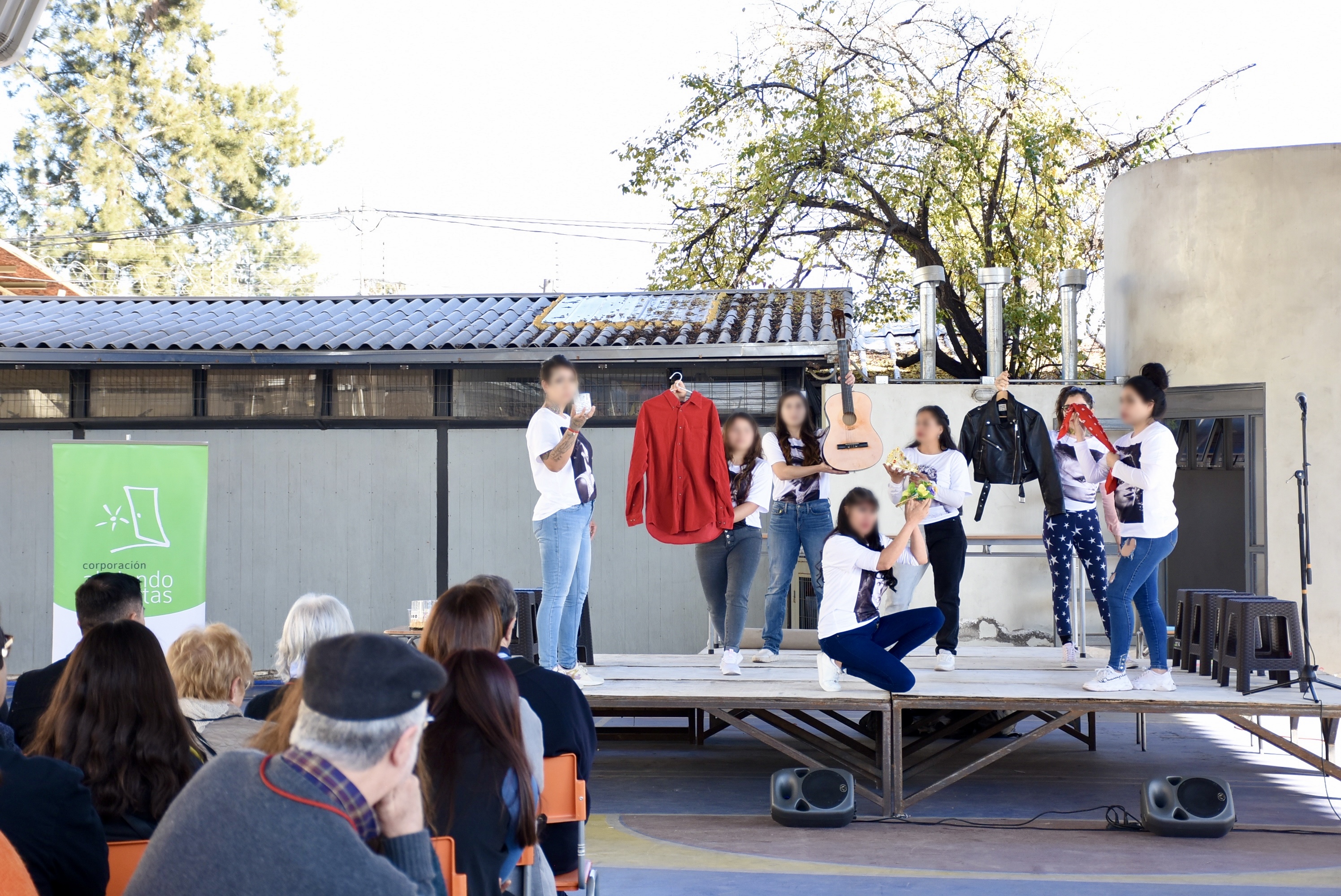 Fotografía asociada a la noticia 'Presentación de Teatro 'Reinas de Nada'': El jueves 3 de julio, en el Centro Penitenciario Femenino de San Joaquín, se presentó la obra 'Reinas de Nada', un montaje creado y prota...